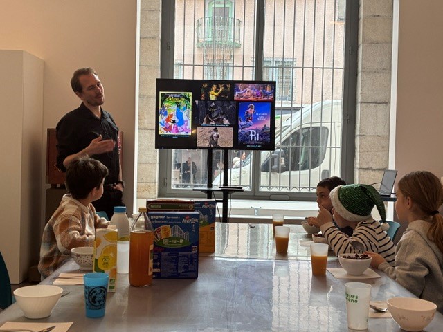 Enfant regardant un tableau
